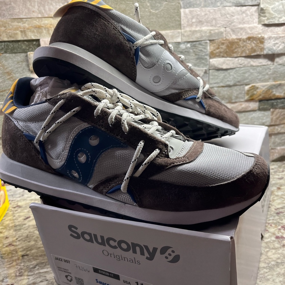 Saucing jazz grey and navy with gold highlight on back. Size 11 men’s. Brand new
